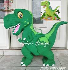 La serie se desarrolla en la prehistoria, donde los dinosaurios viven en sociedad algo parecida a la humana, tienen familias y tecnología adaptada a la época, como televisiones, autos. Pinata Dinosaurio Pinatas Tradicionales Como Hacer Pinatas Juegos Para Fiesta De Dinosaurio
