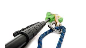 Hat eine route aber einen leicht diagonalen verlauf, gehört der schnapper des seilkarabiners (das ist der untere karabiner einer exe) auf die seite, von der man sich wegbewegt. Test Betastick Clipstick Zum Klettern Verticalextreme De