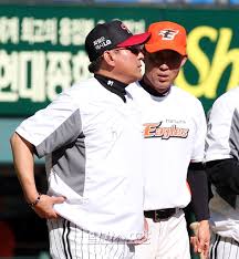 두 코치 대신 이도형 1군 타격 보조코치가 메인코치로 승격하고 조경택 2군 배터리코치가 1군으로 올라온다. í¬í†  ê¹€ê¸°íƒœ ê°ë… ì´ì œ ìš°ë¦¬ ë²¤ì¹˜í´ë¦¬ì–´ë§ ì—†ê¸°ë‹¤