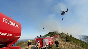 Löscharbeiten aus der Luft : Massiver Waldbrand wütet in Eisbach-Rein
