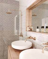 Discover inspiration to makeover your space with ideas for mirrors, lighting, vanities, showers and tubs. Arches Rug Rust Samuel Sarah Sherman Von Das Schonste Badezimmer Das Wir Je Geseh Latest Bathroom Designs Bathroom Design Luxury Modern Bathroom Design