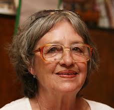 Při příchodu babi běty (nina divíšková) a jejího přítele františka (radoslav brzobohatý) slyšíme, že rodina dvořákových sleduje v televizi tři oříšky pro popelku (1973). Snizgvkiknz7m