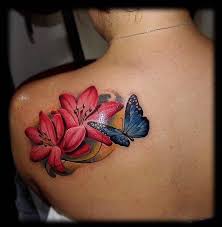 Ensuite cette tatouage de fleur de lys et tête de tiki entrelacés avec une bande de symboles marquisiens pour la quelle est en train de descendre une salamandre maori ou moko maori, tout placé sur le dos d'une femme. Tatouage Fleur De Lotus Et Tatouage Fleur De Lys Toutes Nos Inspirations