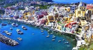 Un fascino a cui non ambientata negli anni quaranta, l'isola di arturo è la storia di un ragazzo orfano di madre che trascorre l'adolescenza nella sua isola natia, nutrendosi di. Isola Di Procida Storia Come Arrivare Traghetti Aliscafi