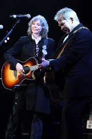 Progressive singer/songwriter who straddles the boundary between folk and country music, with occasional nods toward mainstream rock. Hhxt Rpwedt6zm