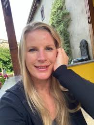 Sandra Lynne's Instagram, Twitter & Facebook