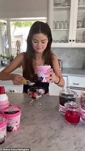 Ozuna, selena gomez, dj snake, cardi b. Selena Gomez Helps K Pop Girl Group Blackpink Serve Up Ice Cream And Innuendo In Flirty Music Video Aktuelle Boulevard Nachrichten Und Fotogalerien Zu Stars Sternchen
