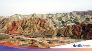 Air dari laut atlantik berwarna biru cerah sedangkan warna air laut mediterania berwarna biru agak gelap. Masya Allah Inilah Gunung Pelangi Yang Disebutkan Dalam Al Quran