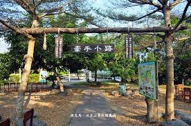 牽手一世情浮沉相扶情 小路牽手行並肩同步行 garden arch farm outdoor structures