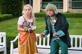 Když zlé sestry zjistí, že se aninka schází s pohledným mladíkem, pírko jí vezmou Zaklete Pirko Cinemart Cz