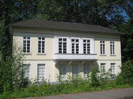 Im wohnzimmer gibt es eine gemütliche schlafcouch für 2 personen, einen flatscreen, ein radio sowie eine essecke mit 4 stühlen. Bahnhofsgebaude Belvedere In Mungersdorf Objektansicht