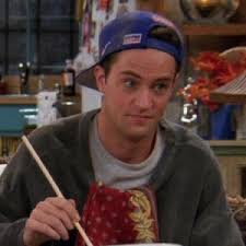 chandler bing de boné, esse é o tweet