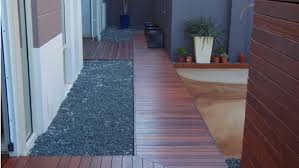 Jenis lantai kayu serta kekurangan dan kelebihan lantai yang terbuat dari kayu agar anda tidak salah pilih saat mebutuhkan lantai kayu untuk lantai rumah. Melindungi Lantai Kayu Luar Rumah