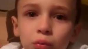 El video que indigna: tiene parálisis cerebral y sus compañeros lo usan de  "puente humano"