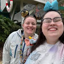 Are there cell service issues in Disney parks for Genie+ bookings