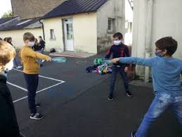Première séance avec mes élèves de ce1 ce matin et les élèves ont adoré !! Les Cm B S Essayent A L Escrime Bouteille