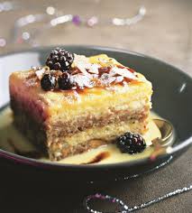 Buche Carree Au Chocolat Blanc Praline Sauce Moka Recette Buche Chocolat Chocolat Blanc Biscuits Moelleux Aux Amandes