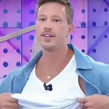 Apresentador do Fofocalizando, Gabriel Cartolano, sai de programa ao vivo e  motivo vem à tona..........  https://tvprime.correiobraziliense.com.br/noticia/305727/televisao/apresentador-do-fofocalizando-gabriel-cartolano-sai-de-programa-ao-vivo-e-motivo  ...