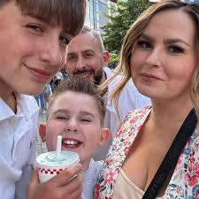 Can anyone recommend balloon companies for local parties that are not  really expensive? Thanks!