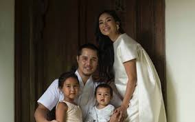 Umur 27 tahun) adalah aktris dan model indonesia. Kisah Perbedaan Yang Menyatukan Arumi Bachsin Emil Dardak