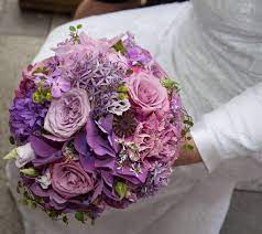 Hochzeitsstrauß ist mit lila, pflaume, marine, hauch von erröten rosa blumen, pfingstrosen, eukalyptus, grün gemacht. Lila Brautstrausse
