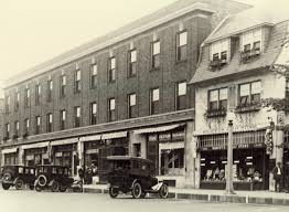 A glimpse into Lake Forest history - where the past and present look  remarkably alike!😍 📸: Historic photo courtesy of @lflbhistory  #CityofLakeForest #LakeForest #LakeForestIL #LakeForestIllinois  #LakeForestLove #NorthShore #NorthShoreIL #ThenandNow