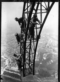 Painting The Eiffel Tower By Hand 1910 20 620x858 Rare Historical Photos Tour Eiffel Historical Photos