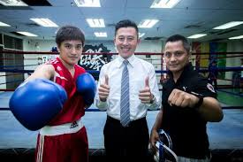 台灣「拳擊女王」陳念琴出戰東奧女子拳擊 69 公斤級 16 強賽事，對上義大利選手，馬祖民眾在南竿鄉福澳運動場緊盯大螢幕觀看賽事，頂著豔陽為馬祖之光加油。豔陽高照、迎著強勁海風，馬祖不分大人、小孩手持「拳拳到位」、「馬祖之光」、「手到琴來」等加油牌，觀看大螢幕的奧運轉播賽事. ä¹Œå…°å·´æ‰˜æ‹³å‡»é‚€è¯·èµ› æ‹³å‡»å¥³çŽ‹ é™ˆå¿µç´å†æ·»é‡'ç‰Œ æ‹³å‡»èµ› å¤§çºªå…ƒ