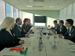 They often result in upper respiratory tract infections (simple colds) in humans, causing mild illnesses usually of short lasting nature with a rhinitis, cough, sore throat, as well as fever. Ambassador Gui Congyou Briefs Director Of European Centre For Disease Prevention And Control On Efforts By The Chinese Side To Combat The Novel Coronavirus Pneumonia Epidemic