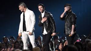 Dan and shay met in december 2012 in nashville for the first time. Acm Awards 2015 Nick Jonas And Dan Shay Perform Jealous And Chains The Hollywood Reporter