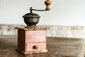 Shop sur la table at the amazon coffee, tea, & espresso store. Vendange Manuelle Moulin A Cafe Sur La Table En Bois Ancien Banque D Images Et Photos Libres De Droits Image 25710967