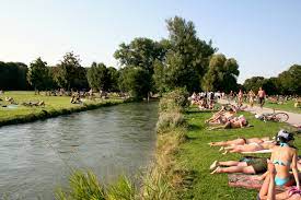 Mit seiner 375 hektar großen grünanlage gehört er zu den größeren parkanlagen der welt. Datei Schwabinger Bach Englischer Garten Jpg Wikipedia