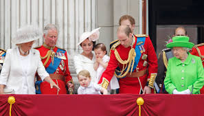 Intanto, elisabetta, lo sguardo ammorbidito dal tempo e dai nipoti george e charlotte, è la regina dei record: I 90 Anni Della Regina Tra Trambusti E Svenimenti Dilei