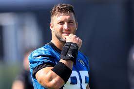 Tebow revealed to a large round of applause that he is single, and seemingly ready to mingle. Nfl Fans Are Crushing Tim Tebow After Embarrassing Block Attempt