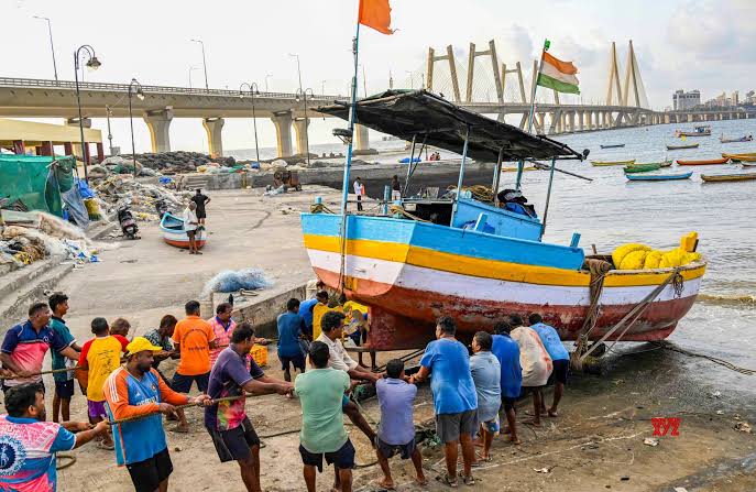 Mumbai: Fishermen Pull Boats Ashore During Monsoon Fishing Ban #Gallery - Social News XYZ