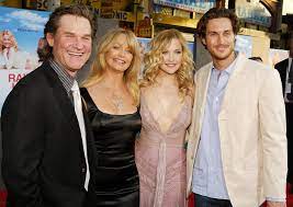 Boston russell, from kurt's previous marriage to season hubley, kate and oliver hudson, from goldie's previous marriage to bill hudson, and their son, wyatt, who they welcomed in 1986. Kurt Russell And Goldie Hawn S Modern Family Is Absolutely Golden Celebrity Daughters Celebrity Families Celebrities