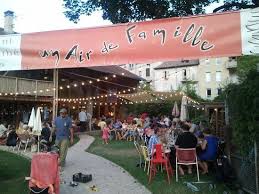 Toutes les semaines dans la famille menard, on se réunit au café dont henri est le patron et on va manger tous ensemble aux ducs de bretagne. Un Air De Famille Die 5 Rue Kateb Yacine Restaurant Reviews Photos Phone Number Tripadvisor