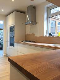 Get low priced, trade quality laminate worktops in wood, stone & gloss finishes. Kitchen Progress Howdens White Gloss Handless Units With Solid Full Stave Rustic Oak Worktops Of Kitchen Units Decor Handleless Kitchen Modern Kitchen Units
