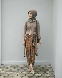 Jenis outfit kembaran lainnya yang mudah ditemukan di pasaran adalah sweater couple. 170 Best Kondangan Hijab Outfit Ideas In 2021 Kebaya Dress Hijab Fashion Muslim Fashion