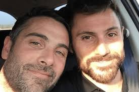 Luca Calvani fa coming out e presenta il fidanzato: "Il tempo si ferma e  vedo solo luce. Noi"