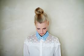 Top Knot con mechas rubias Kavira Getafe.