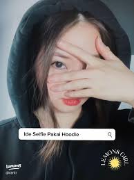 Ide Selfie Pakai Hoodie