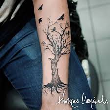 Le tatouage arbre de vie est très connu pour les philosophes et les religieux aussi. Tatouage Arbre Avec Oiseaux Avant Bras Homme Tatouage Arbre De Vie Tatouage Design De Tatouages Arbre