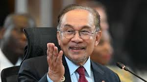 Anwar Ibrahim Pamer Oleh-oleh dari KTT APEC 2025, Lightstick G-Dragon