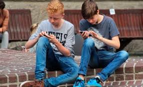 A geração z leva muito a sério como gastar o dinheiro a geração z também se comporta de maneira diferente dos millennials quando se trata de monitorar e gastar dinheiro. As Marcas Preferidas Da Geracao Z Gbljeans