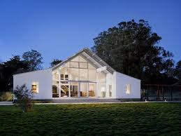 Une Maison Contemporaine Et Ecologique En Californie Maison Grange Moderne Maison Contemporaine Maisons Contemporaines Modernes