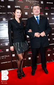 Читайте его полную биографию, досье и компромат. Zhena Petra Poroshenko Lyubit Cherno Beloe I Nosit Mini 28 Maya 2014 02 05 Novosti Na Tengrinews Kz