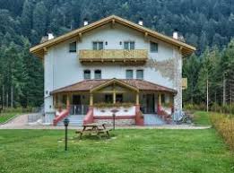 Dodici chilometri del perimetro del lago di molveno sono caratterizzati dalla presenza di fitti boschi di faggi e abeti, a sud est lungo tutto il. I 10 Migliori Appartamenti Di Molveno Italia Booking Com