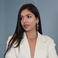 La abogada española Donna Alcala recibe el reconocimiento de YouTube por…