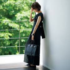 夏マダムの選りすぐりスナップ20選 パリ ミラノ 50代 ファッション ファッション 黒 ワンピース 夏